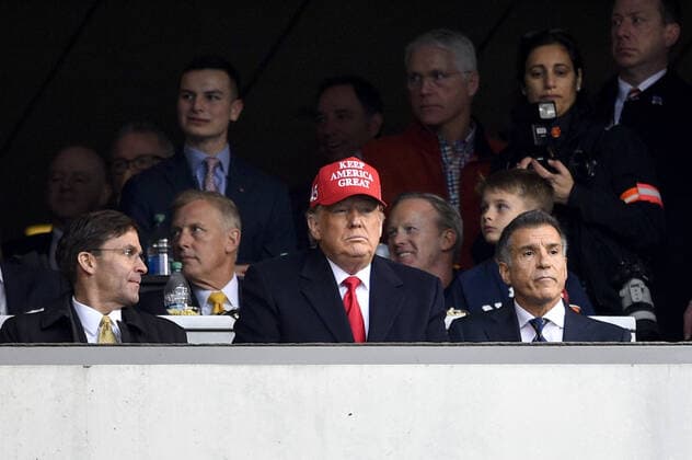 Bilder des Jahres 2019, Sport 12 Dezember Sport Bilder des Tages President Donald Trump watches the 120th Army Navy Game at Lincoln Financial Field in Philadelphia on Saturday, December 14, 2019.  PHI20191214120 DERIKxHAMILTON