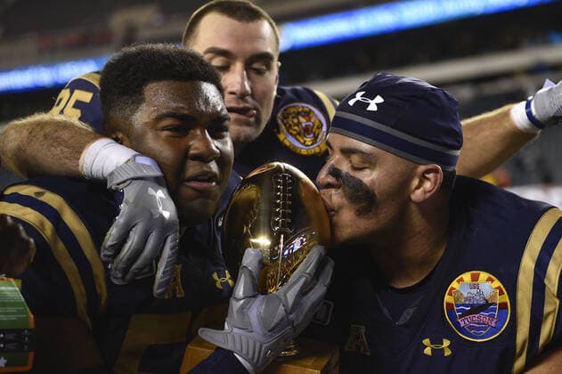 Bilder des Jahres 2019, Sport 12 Dezember Sport Bilder des Tages Navy Midshipmen celebrate with the secretary s trophy after a victory against the Army Black Knights at Lincoln Financial Field in Philadelphia on Saturday, December 14, 2019. Navy won 31-7.  PHI20191214138 DERIKxHAMILTON