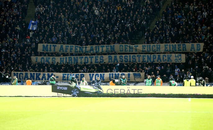 Bilder des Jahres 2019, Sport 12 Dezember Sport Bilder des Tages Plakat Transparent der Herthafans Ostkurve gegen Rassismus wegen Affenlauten gegen Jessic Ngankam Fußball Fussball DFL Bundesliga Herren Saison 2019 2020 14.12.2019 Hertha BSC Berlin vs. SC Freiburg SCF DFL regulations prohibit any use of photographs as image sequences and or quasi-video. *** poster banner of the Herthafans east curve against racism because of monkey sounds against Jessic Ngankam sport football football DFL Bundesliga men season 2019 2020 14 12 2019 Hertha BSC Berlin vs SC Freiburg SCF DFL regulations prohibit any use of photographs as image sequences and or quasi video