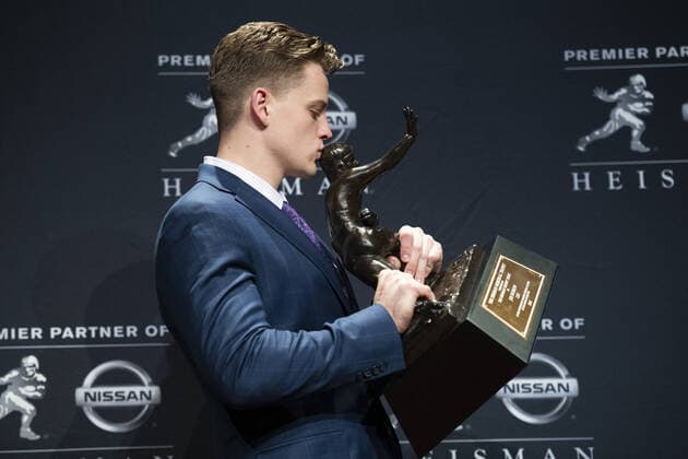 Bilder des Jahres 2019, Sport 12 Dezember Sport Bilder des Tages LSU quarterback Joe Burrow wins the 2019 Heisman Trophy Award at the Marriott Marquis in New York City on Saturday, December 14, 2019. The three other finalists for the trophy were Ohio State quarterback Justin Fields, Oklahoma quarterback Jalen Hurts and Ohio State defensive end Chase Young.  NYP20191214203 COREYxSIPKIN