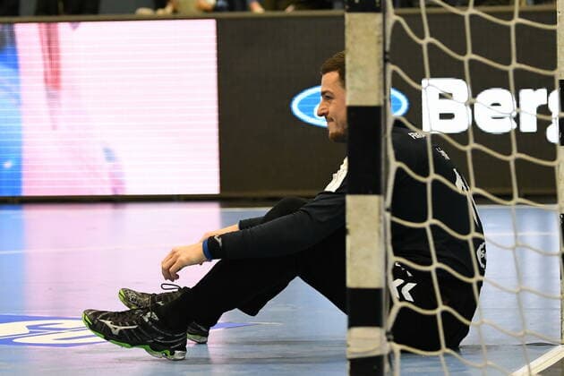 Filip Ivic ( 16 VfL Gummersbach) sitzt in seinem Tor, , VfL Gummersbach - ThSV Eisenach, Maenner, 2. Liga, Liqui Moly Handball Bundesliga, 16. Spieltag, 14.12.2019, - VfL Gummersbach - ThSV Eisenach, Handball, Liqui Moly 2. Handball Bundesliga, Maenner, Spielzeit 2019 20 Gummersbach Copyright: xAugstx xEibner-Pressefotox EP_jat