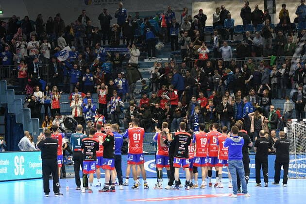 Mit einer deutlichen Niederlage in Gummersbach verabschiedenen sich die Spieler des ThSV Eisenach von ihren mitgereisten Fans,VfL Gummersbach - ThSV Eisenach, Maenner, 2. Liga, Liqui Moly Handball Bundesliga, 16. Spieltag, 14.12.2019, - VfL Gummersbach - ThSV Eisenach, Handball, Liqui Moly 2. Handball Bundesliga, Maenner, Spielzeit 2019 20 Gummersbach Copyright: xAugstx xEibner-Pressefotox EP_jat