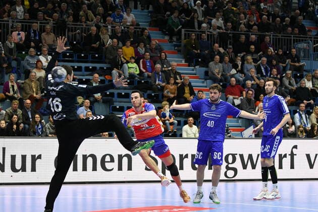 , 19 Ante Tokic ( 19 ThSV Eisenach) bei einem erfolgreichem Sprungwurf gegen Filip Ivic ( 16 VfL Gummersbach) , VfL Gummersbach - ThSV Eisenach, Maenner, 2. Liga, Liqui Moly Handball Bundesliga, 16. Spieltag, 14.12.2019, - VfL Gummersbach - ThSV Eisenach, Handball, Liqui Moly 2. Handball Bundesliga, Maenner, Spielzeit 2019 20 Gummersbach Copyright: xAugstx xEibner-Pressefotox EP_jat