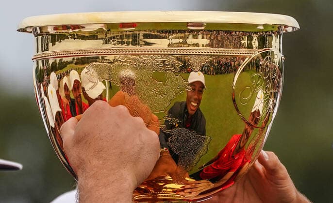Bilder des Jahres 2019, Sport 12 Dezember Sport Bilder des Tages GOLF PRESIDENTS CUP, Playing Captain Tiger Woods of the United States team is reflected in the trophy as he celebrates with the cup after they defeated the International team 16-14 during Sunday Singles matches on day four of the 2019 Presidents Cup golf tournament at the Royal Melbourne Golf Club in Melbourne, Sunday, December 15, 2019. ( NO ARCHIVING, EDITORIAL USE ONLY, NO USE IN BOOKS WITHOUT CONSENT MELBOURNE VIC AUSTRALIA  Copyright: xSCOTTxBARBOURx 20191215001438055935