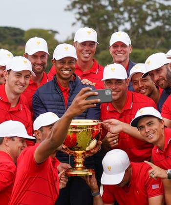 Bilder des Jahres 2019, Sport 12 Dezember GOLF PRESIDENTS CUP, Playing Captain Tiger Woods of the United States team and his teammates celebrate with the cup after they defeated the International team 16-14 during Sunday Singles matches on day four of the 2019 Presidents Cup golf tournament at the Royal Melbourne Golf Club in Melbourne, Sunday, December 15, 2019. ( NO ARCHIVING, EDITORIAL USE ONLY, NO USE IN BOOKS WITHOUT CONSENT MELBOURNE VIC AUSTRALIA  Copyright: xSCOTTxBARBOURx 20191215001438057227