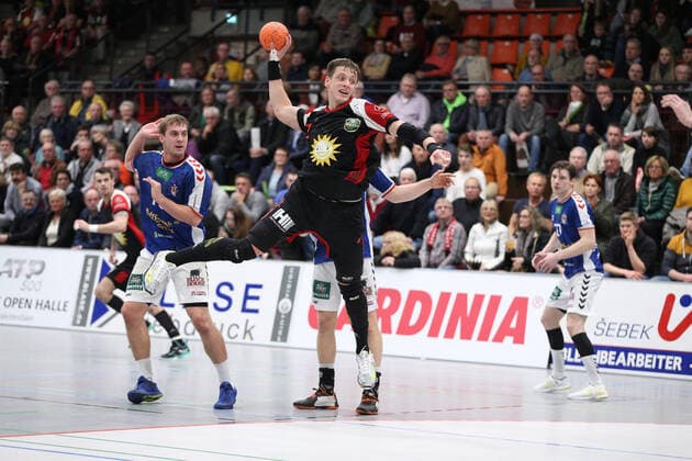 v.l. Niklas Weller (Handball Verein Hamburg 13), Patryk Walczak (TuS N-Luebbecke 7), Lukas Ossenkopp (Handball Sport Verein Hamburg 14)(hinten) GER, Handball, 2. Bundesliga, TuS N-Luebbecke gegen Handball Sport Verein Hamburg, 14.12..2019 Luebbecke Copyright: xStrohdiekx Eibner-Pressefotox EP_jsk