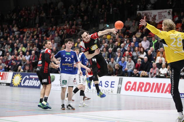 v.l. Jens Bechtloff (TuS N-Luebbecke 8), Philipp Bauer (Handball Verein Hamburg 22), Peter Strosack (TuS N-Luebbecke 14), Aron Edvardsson (Handball Sport Verein Hamburg 28) GER, Handball, 2. Bundesliga, TuS N-Luebbecke gegen Handball Sport Verein Hamburg, 14.12..2019 Luebbecke Copyright: xStrohdiekx Eibner-Pressefotox EP_jsk