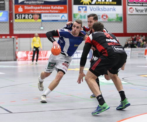 v.l. Lukas Ossenkopp (Handball Verein Hamburg 14), Jo-Gerrit Genz (TuS N-Luebbecke 5), Jens Bechtloff (TuS N-Luebbecke 8) GER, Handball, 2. Bundesliga, TuS N-Luebbecke gegen Handball Sport Verein Hamburg, 14.12..2019 Luebbecke Copyright: xStrohdiekx Eibner-Pressefotox EP_jsk