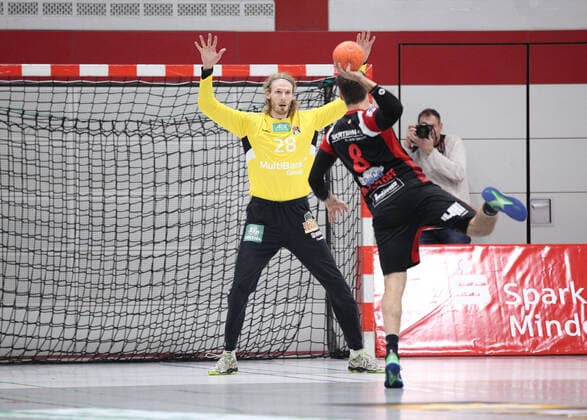 v.l. Aron Edvardsson (Handball Verein Hamburg 28), Jens Bechtloff (TuS N-Luebbecke 8) GER, Handball, 2. Bundesliga, TuS N-Luebbecke gegen Handball Sport Verein Hamburg, 14.12..2019 Luebbecke Copyright: xStrohdiekx Eibner-Pressefotox EP_jsk