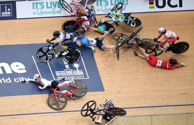 Bilder des Jahres 2019, Sport 12 Dezember Sport Bilder des Tages CYCLING TRACK WORLD CUP, Riders crash during the women s Omnium Scratch race at the Tissot UCI Track cycling, Rad, Radsport, Bahnrad, Bahn World Cup at the Anna Meares Velodrome in Brisbane, Sunday, December 15, 2019. ( NO ARCHIVING, EDITORIAL USE ONLY, NO USE IN BOOKS WITHOUT CONSENT BRISBANE QLD AUSTRALIA  Copyright: xDANxPELEDx 20191215001438057620