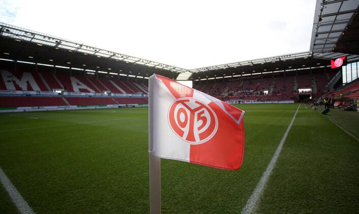 Mainz 05 Eckfahne weht im Wind, Fussball, 1. Bundesliga: 1. FSV Mainz 05 - Borussia Dortmund, 15. Spieltag am 14.12.2019, Saison 2019 20, ,m05, bvb, ZmdZ, ** Gemäß den Vorgaben der DFL Deutsche Fußball Liga ist es untersagt, in dem Stadion und oder vom Spiel angefertigte Fotoaufnahmen in Form von Sequenzbildern und oder videoähnlichen Fotostrecken zu verwerten bzw. verwerten zu lassen. DFL regulations prohibit any use of photographs as image sequences and or quasi-video. ** 1. FSV Mainz 05 - Borussia Dortmund