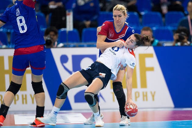 191215 Elizaveta Malashenko of Russia and Stine Skogrand of Norway during the Women s World Handball Championship bronze game between Norway and Russia on December 15, 2019 in Kumamoto. Photo: Daniel Stiller Bildbyran kod DS 59431 bbeng dam women handball handboll world handball championship 2019 handball norway norge vm russia ryssland Copyright: DANIELxSTILLER BB191215DS005