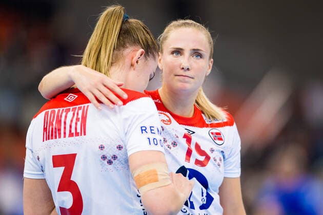 191215 Moa Hogdahl and Emilie Hegh Arntzen looks dejected after loosing the Women s World Handball Championship bronze game between Norway and Russia on December 15, 2019 in Kumamoto. Photo: Daniel Stiller Bildbyran kod DS 59431 bbeng dam women handball handboll world handball championship 2019 handball norway norge vm russia ryssland depp Copyright: DANIELxSTILLER BB191215DS010