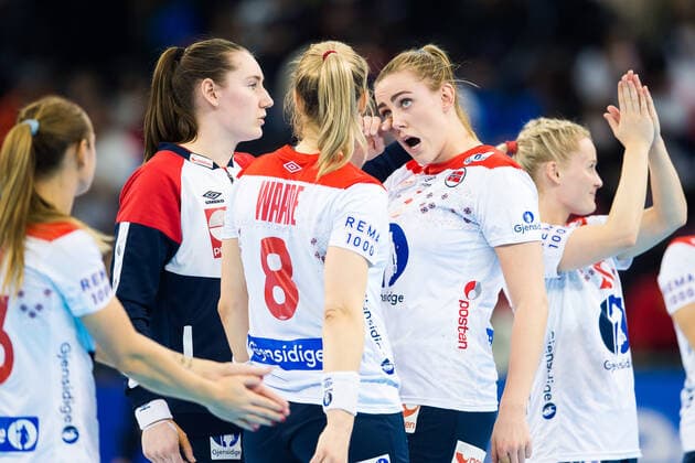 191215 Emilie Hegh Arntzen looks dejected after loosing the Women s World Handball Championship bronze game between Norway and Russia on December 15, 2019 in Kumamoto. Photo: Daniel Stiller Bildbyran kod DS 59431 bbeng dam women handball handboll world handball championship 2019 handball norway norge vm russia ryssland depp Copyright: DANIELxSTILLER BB191215DS011
