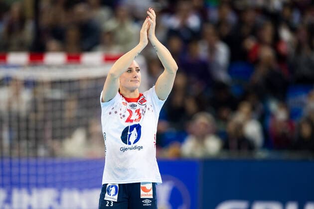 191215 Camilla Herrem of Norway thank the audience after the Women s World Handball Championship bronze game between Norway and Russia on December 15, 2019 in Kumamoto. Photo: Daniel Stiller Bildbyran kod DS 59431 bbeng dam women handball handboll world handball championship 2019 handball norway norge vm russia ryssland Copyright: DANIELxSTILLER BB191215DS018