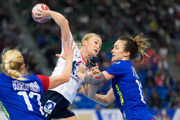 191215 Stine Bredal Oftedal of Norway and Anna Vyakhireva of Russia during the Women s World Handball Championship bronze game between Norway and Russia on December 15, 2019 in Kumamoto. Photo: Daniel Stiller Bildbyran kod DS 59431 bbeng dam women handball handboll world handball championship 2019 handball norway norge vm russia ryssland Copyright: DANIELxSTILLER BB191215DS020