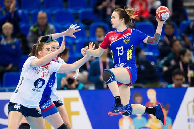 191215 Emilie Hegh Arntzen of Norway and Anna Vyakhireva of Russia during the Women s World Handball Championship bronze game between Norway and Russia on December 15, 2019 in Kumamoto. Photo: Daniel Stiller Bildbyran kod DS 59431 bbeng dam women handball handboll world handball championship 2019 handball norway norge vm russia ryssland Copyright: DANIELxSTILLER BB191215DS025
