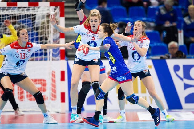 191215 Kari Brattset, Emilie Hegh Arntzen and Sanna Solberg of Norway and Anna Vyakhireva of Russia during the Women s World Handball Championship bronze game between Norway and Russia on December 15, 2019 in Kumamoto. Photo: Daniel Stiller Bildbyran kod DS 59431 bbeng dam women handball handboll world handball championship 2019 handball norway norge vm russia ryssland Copyright: DANIELxSTILLER BB191215DS028