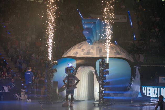 Feature, Symbolbild, Maskottchen Johnny Blue (TVB 1898 Stuttgart) vor dem Spielertunnel. Deutschland, Stuttgart, 15.12.2019, Haba, Bundesliga: TVB 1898 Stuttgart vs THW Kiel, Porsche-Arena