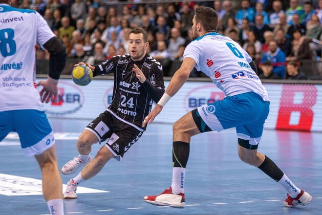 Miha Zarabec (THW Kiel) und Dominik Weiss (TVB 1898 Stuttgart). Deutschland, Stuttgart, 15.12.2019, Haba, Bundesliga: TVB 1898 Stuttgart vs THW Kiel, Porsche-Arena