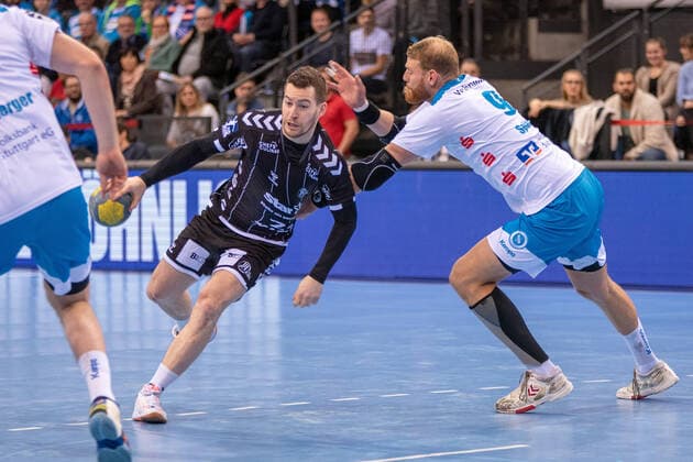 Miha Zarabec (THW Kiel) und Manuel Späth (TVB 1898 Stuttgart). Deutschland, Stuttgart, 15.12.2019, Haba, Bundesliga: TVB 1898 Stuttgart vs THW Kiel, Porsche-Arena