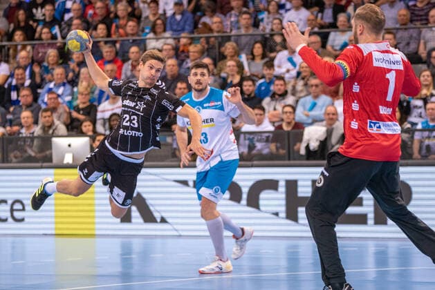 Rune Dahmke (THW Kiel) und Torwart Johannes Jogi Bitter (TVB 1898 Stuttgart). Deutschland, Stuttgart, 15.12.2019, Haba, Bundesliga: TVB 1898 Stuttgart vs THW Kiel, Porsche-Arena