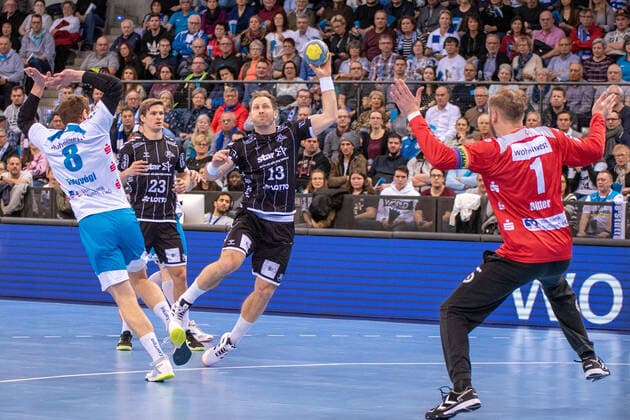 Rudolf Faluvegi (TVB 1898 Stuttgart), Steffen Weinhold (THW Kiel) und Torwart Johannes Jogi Bitter (TVB 1898 Stuttgart). Deutschland, Stuttgart, 15.12.2019, Haba, Bundesliga: TVB 1898 Stuttgart vs THW Kiel, Porsche-Arena