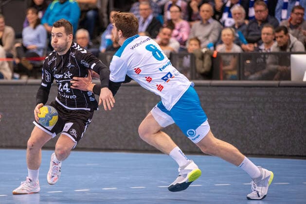 Miha Zarabec (THW Kiel) und Rudolf Faluvegi (TVB 1898 Stuttgart). Deutschland, Stuttgart, 15.12.2019, Haba, Bundesliga: TVB 1898 Stuttgart vs THW Kiel, Porsche-Arena