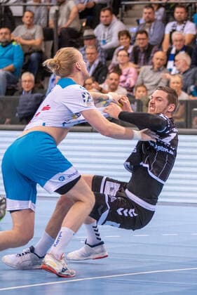 Elvar Asgeirsson (TVB 1898 Stuttgart) und Hendrik Pekeler (THW Kiel). Deutschland, Stuttgart, 15.12.2019, Haba, Bundesliga: TVB 1898 Stuttgart vs THW Kiel, Porsche-Arena