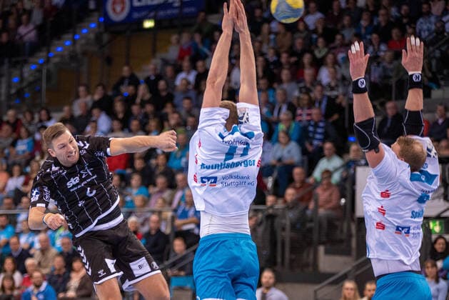 Harald Reinkind (THW Kiel), Samuel Röthlisberger (TVB 1898 Stuttgart) und Manuel Späth (TVB 1898 Stuttgart). Deutschland, Stuttgart, 15.12.2019, Haba, Bundesliga: TVB 1898 Stuttgart vs THW Kiel, Porsche-Arena