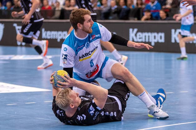 Rudolf Faluvegi (TVB 1898 Stuttgart) und Patrick Wiencek (THW Kiel). Deutschland, Stuttgart, 15.12.2019, Haba, Bundesliga: TVB 1898 Stuttgart vs THW Kiel, Porsche-Arena