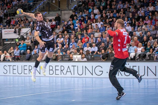 Ole Rahmel (THW Kiel) und Torwart Johannes Jogi Bitter (TVB 1898 Stuttgart). Deutschland, Stuttgart, 15.12.2019, Haba, Bundesliga: TVB 1898 Stuttgart vs THW Kiel, Porsche-Arena