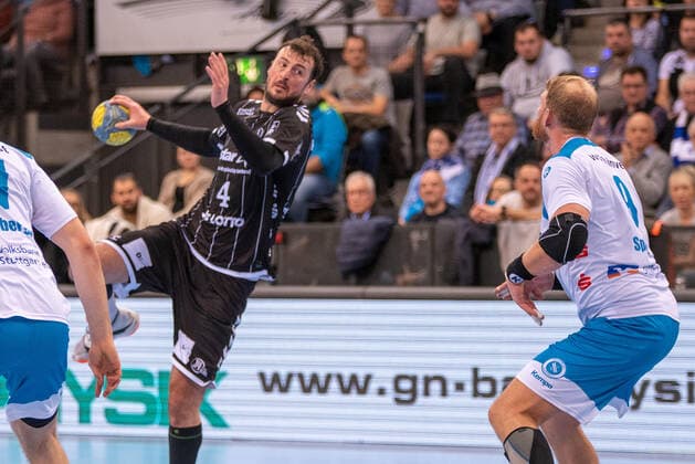 Domagoj Duvnjak (THW Kiel) und Manuel Späth (TVB 1898 Stuttgart). Deutschland, Stuttgart, 15.12.2019, Haba, Bundesliga: TVB 1898 Stuttgart vs THW Kiel, Porsche-Arena