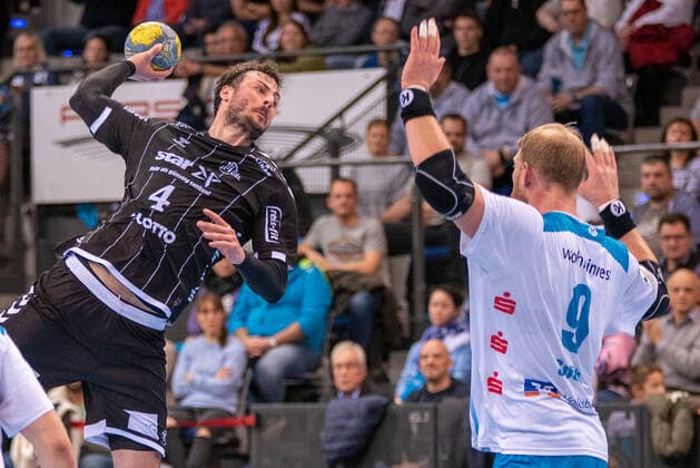Domagoj Duvnjak (THW Kiel) und Manuel Späth (TVB 1898 Stuttgart). Deutschland, Stuttgart, 15.12.2019, Haba, Bundesliga: TVB 1898 Stuttgart vs THW Kiel, Porsche-Arena