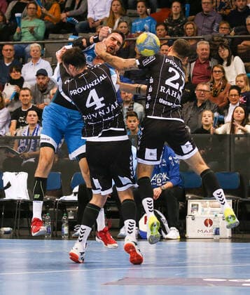 15.12.2019, Deutschland, Stuttgart, Handball 1. Bundesliga Saison 2019 2020 TVB 1898 Stuttgart vs. THW Kiel: v.l. Domagoj Duvnak (THW), Dominik Weiß (TVB), Ole Rahmel (THW)