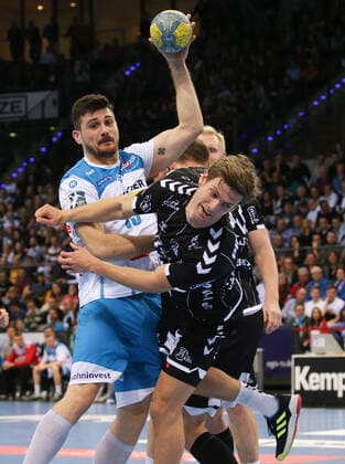 15.12.2019, Deutschland, Stuttgart, Handball 1. Bundesliga Saison 2019 2020 TVB 1898 Stuttgart vs. THW Kiel: v.l. Robert Markotic (TVB), Rune Dahmke (THW)