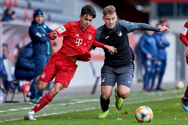COPADO Lucas (FCB 9) BÄHR Florian (TSG 14) 2019 20 BL1 U17, U 17 FC Bayern München vs TSG Hoffenheim München *** COPADO Lucas FCB 9 BÄHR Florian TSG 14 2019 20 BL1 U17 FC Bayern Munich vs. TSG Hoffenheim Munich Copyright: xGermann xEibner-Pressefotox EP_tgn