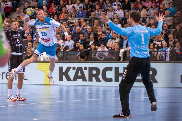 Harald Reinkind (THW Kiel), Patrick Zieker (TVB 1898 Stuttgart) und Torwart Niklas Landin Jacobsen (THW Kiel). Deutschland, Stuttgart, 15.12.2019, Haba, Bundesliga: TVB 1898 Stuttgart vs THW Kiel, Porsche-Arena