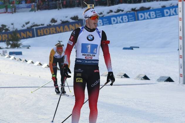 Bilder des Jahres 2019, Sport 12 Dezember IBU WC Biathlon Hochfilzen, Staffel Maenner 4x7,5km 15.12.2019 IBU WC Biathlon Hochfilzen, Staffel Maenner 4x7,5km 15.12.2019 Bild: Jubel, Zunge raus vor Freude Johannes Thingnes Bø ( 1-4,NOR) vor Benedikt Doll ( 8-4,GER) *** IBU WC Biathlon Hochfilzen, relay men 4x7,5km 15 12 2019 IBU WC Biathlon Hochfilzen, relay men 4x7,5km 15 12 2019 Jubel, tongue out for joy Johannes Thingnes Bø 1 4,NOR for Benedikt Doll 8 4,GER Copyright: xBEAUTIFULxSPORTS NilsxKoepkex