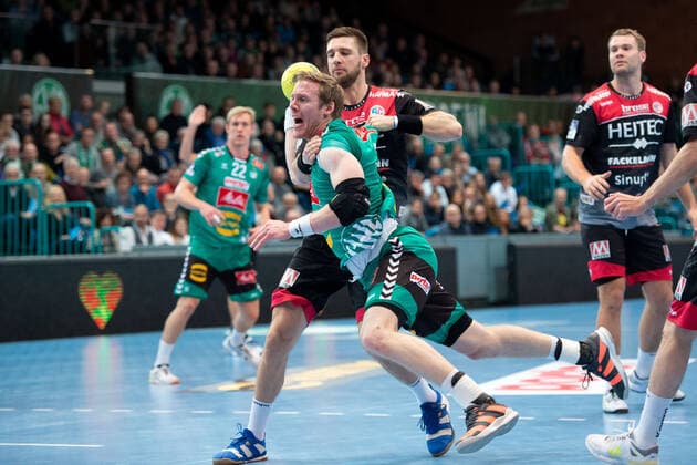 Minden, Deutschland 15.12.2019: 1. Handball-Bundesliga - 2019 2020 - GWD Minden vs. HC Erlangen (L-R) Magnus Gullerud (Minden), Sime Ivic (Erlangen) Minden Nordrhein-Westfalen Deutschland Kampa Halle