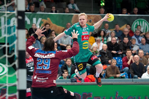 Minden, Deutschland 15.12.2019: 1. Handball-Bundesliga - 2019 2020 - GWD Minden vs. HC Erlangen (L-R) Nikolas Katsigiannis (Erlangen), Kevin Gulliksen (Minden) Minden Nordrhein-Westfalen Deutschland Kampa Halle