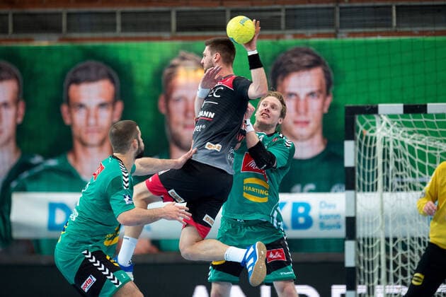 Minden, Deutschland 15.12.2019: 1. Handball-Bundesliga - 2019 2020 - GWD Minden vs. HC Erlangen (L-R) Sime Ivic (Erlangen), Magnus Gullerud (Minden) Minden Nordrhein-Westfalen Deutschland Kampa Halle
