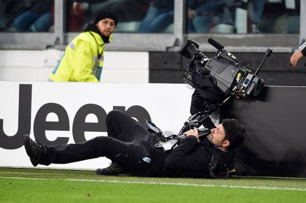 Bilder des Jahres 2019, Sport 12 Dezember Sport Bilder des Tages IPP20191215 Football - soccer: Serie A, Juventus Turin - Udinese Calcio, cameraman a terra dopo uno scovolone (Verwendung nur in Deutschland - GERMANY ONLY) *** IPP20191215 Football soccer Serie A, Juventus Turin Udinese Calcio, cameraman a terra dopo uno scovolone Use only in Germany GERMANY ONLY 