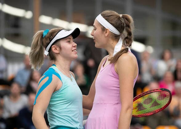 Katharina Hobgarski gratuliert der Siegerin Antonia Lottner, Finale, Endspiel Deutsche Meisterschaft in Biberach an der Riß, 48. Deutschen Hallenmeisterschaften 2019 Copyright: xJuergenxHasenkopfx