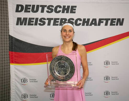 Siegerin Antonia Lottner mit Pokal, Trophäe, Siegerehrung, Praesentation Deutsche Meisterschaft in Biberach an der Riß, 48. Deutschen Hallenmeisterschaften 2019 Copyright: xJuergenxHasenkopfx
