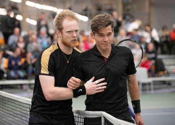 Leonrad von Hindte gratuliert dem Sieger Daniel Masur, Finale, Endspiel Deutsche Meisterschaft in Biberach an der Riß, 48. Deutschen Hallenmeisterschaften 2019 Copyright: xJuergenxHasenkopfx