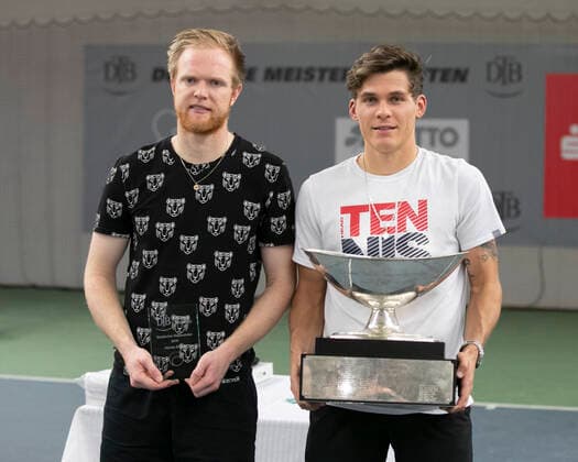 Sieger Daniel Masur und Finalist Leonard von Hindte mit dem Pokal, Trophäe Siegerehrung, Praesentation Deutsche Meisterschaft in Biberach an der Riß, 48. Deutschen Hallenmeisterschaften 2019 Copyright: xJuergenxHasenkopfx