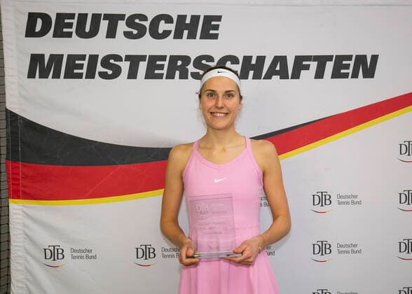 Siegerin Antonia Lottner mit Pokal, Trophäe, Siegerehrung, Praesentation Deutsche Meisterschaft in Biberach an der Riß, 48. Deutschen Hallenmeisterschaften 2019 Copyright: xJuergenxHasenkopfx