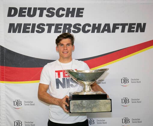 Sport Bilder des Tages Sieger Daniel Masur mit dem Pokal, Trophäe, Siegerehrung, Praesentation Deutsche Meisterschaft in Biberach an der Riß, 48. Deutschen Hallenmeisterschaften 2019 Copyright: xJuergenxHasenkopfx