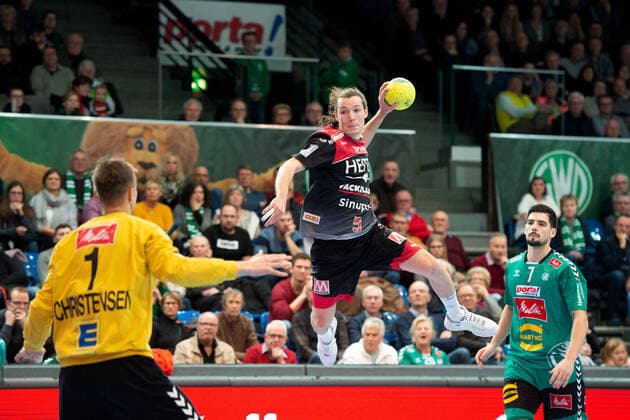 Minden, Deutschland 15.12.2019: 1. Handball-Bundesliga - 2019 2020 - GWD Minden vs. HC Erlangen (L-R) Espen Christensen (Minden), Johannes Sellin (Erlangen) Minden Nordrhein-Westfalen Deutschland Kampa Halle